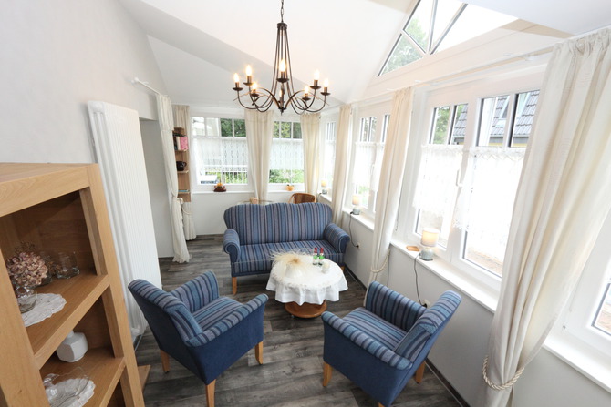 Ferienwohnung in K&uuml;hlungsborn - Ferienhaus zum Strand - handgefertigte Polster-Garnitur