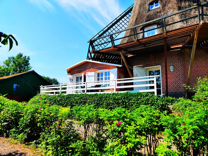 Ferienhaus in Lindau - Windm&uuml;hle Lindaum&uuml;hlenholz - Haupteingang und K&uuml;che mit Fr&uuml;hst&uuml;cksterrasse
