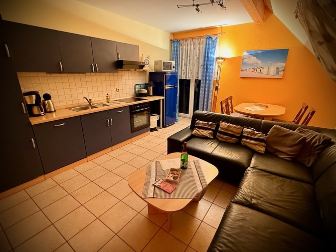 Ferienwohnung in Trassenheide - Strandidyl im K&uuml;stenwald - Wohnzimmer - K&uuml;chenbereich