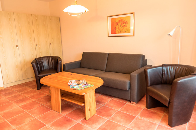 Appartement in Pelzerhaken - Am Waldrand - Schlafcouch im Wohnbereich mit gro&szlig;em Schrank