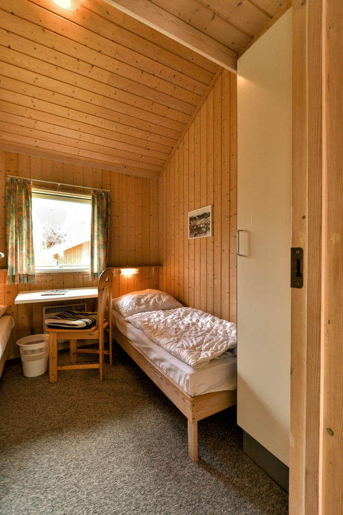 Ferienhaus in Pelzerhaken - Ferienhaus Typ D im Ferienpark AM WALDRAND - Schlafzimmer mit Kleiderschr&auml;nken und Schreibtisch