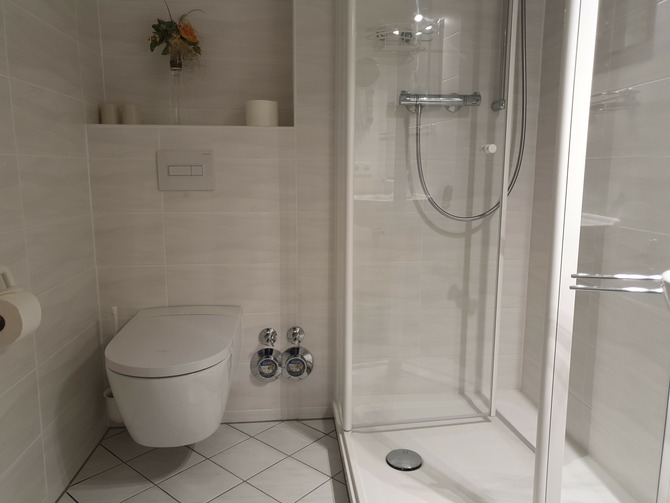 Ferienwohnung in Zinnowitz - D&uuml;nenstra&szlig;e Skibbe - Dusche und h&ouml;heres WC