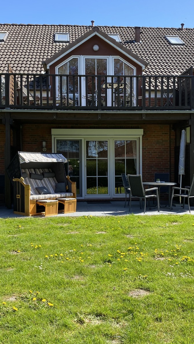 Ferienwohnung in Sch&ouml;nhagen - Prigge - Terasse mit Strandkorb und Gartenm&ouml;beln