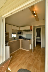 Ferienhaus in Pelzerhaken - Mobilheim M&eacute;diterran&eacute;e im Ferienpark AM WALDRAND - K&uuml;che im Wohnbereich