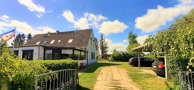 Ferienwohnung in Tremt - Zum Naturstrand - Hofeinfahrt und Parkpl&auml;tze