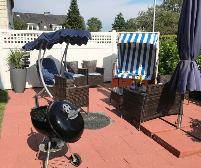 Ferienwohnung in Niendorf/Ostsee - Haus Edda FeWo Schwalbennest - Terrasse im Garten mit M&ouml;beln und Grill
