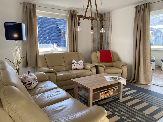 Ferienwohnung in Niendorf/Ostsee - Haus Edda FeWo Schwalbennest - Wohnzimmer mit &Uuml;bergang in den Wintergarten