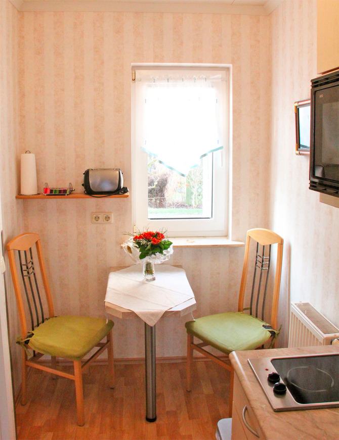 Ferienwohnung in K&uuml;hlungsborn - Ferienhaus zum Strand - Essplatz mit Garten Blick