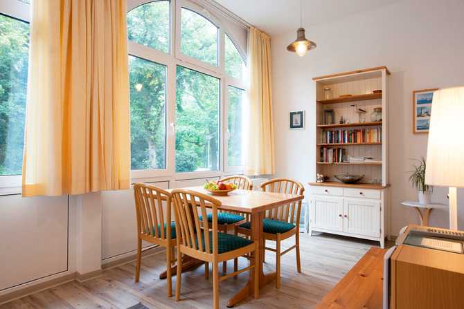 Ferienwohnung in Warnem&uuml;nde - Residenz Am Kurpark - Beispielbild Wohnraum