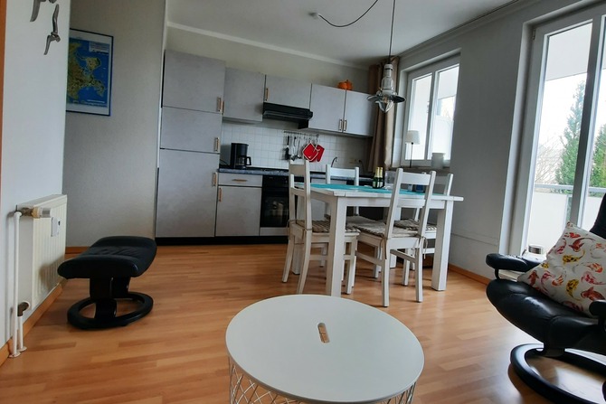 Ferienwohnung in G&ouml;hren - Residenz Villa Linde - Beispielbild Wohnraum mit K&uuml;che und Essbereich