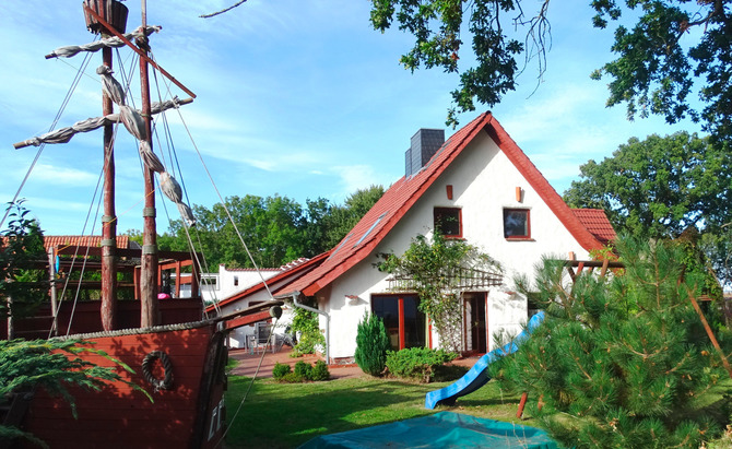 Ferienwohnung in Bodstedt - Haus Ostseer&auml;uber Fewo I - Ferienhaus mit Piratenschiff im Garten
