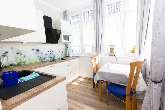 Ferienwohnung in K&uuml;hlungsborn - Ferienhaus zum Strand - mit gro&szlig;en Fenstern