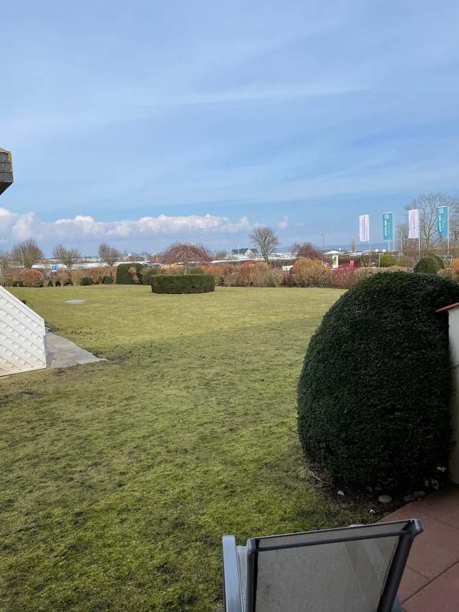 Ferienwohnung in Ostermade - Haus Meeresblick 1 (Ostermade) - Blick &uuml;ber die Liegewiese zum Meer