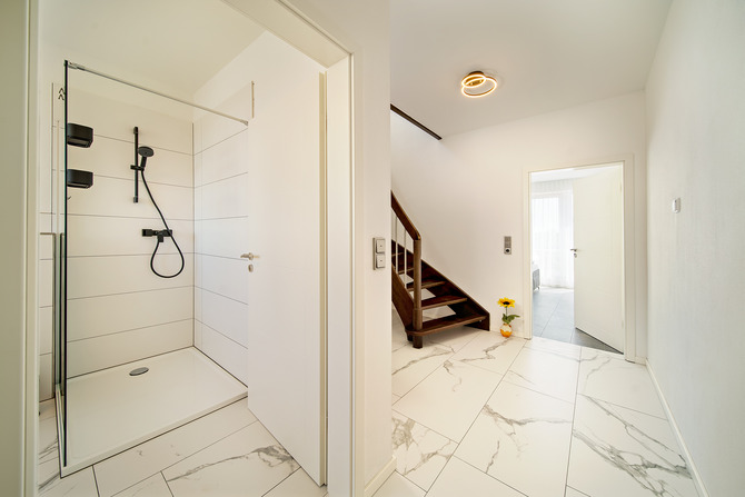 Ferienwohnung in B&ouml;rgerende - Appartement 5 - Traumblick - Flur mit Treppe in die zweite Etage