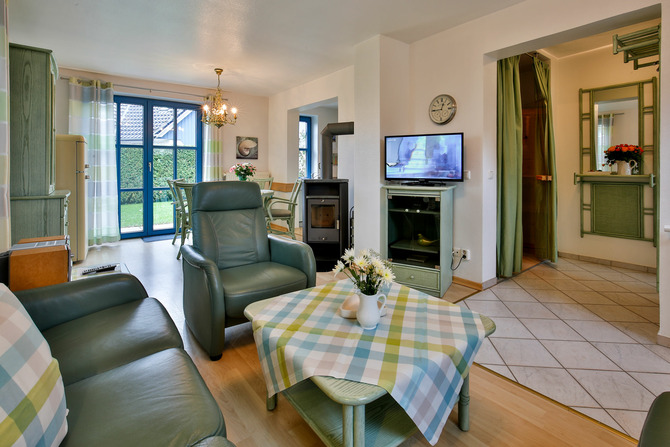 Ferienwohnung in Ostseeheilbad Zingst - Whg A, Ihr UrlaubsZuhause - Wohnbereich mit Kamin