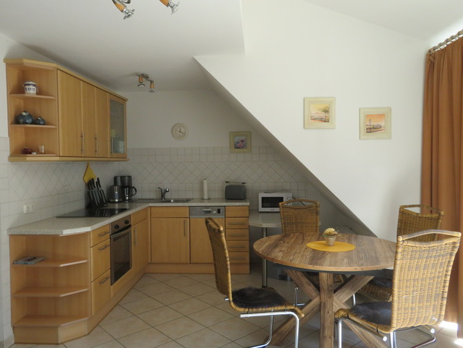 Ferienwohnung in Rostock - Zur gro&szlig;en Strandperle - komplett eingerichtete Einbauk&uuml;che mit Essecke