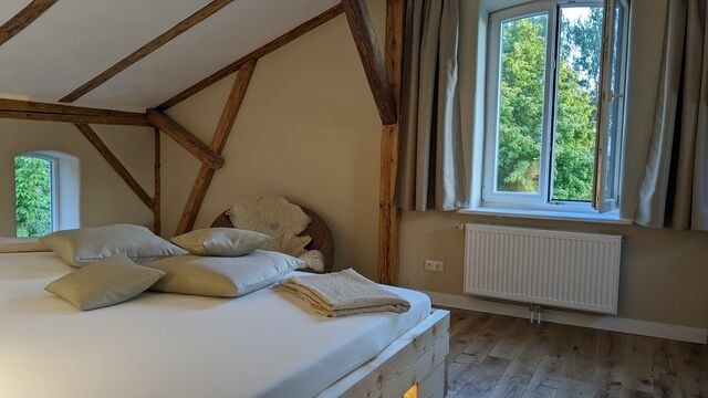 Ferienwohnung in Grube - Edler Altbau, 2,80m breites Doppelbett - Bild 2